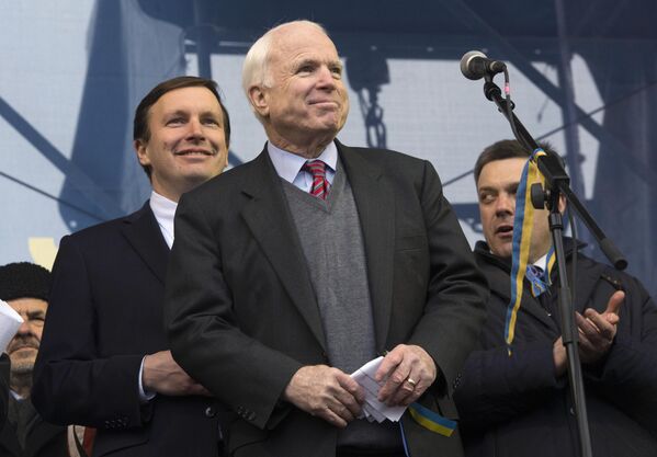 سناتورهای آمریکایی کریس مورفی، جان مک کین و رئیس حزب آزادی اولگ تیاگنیبوک در راهپیمایی حامیان ادغام اروپایی اوکراین &quot;روزشایستگی&quot; در میدان استقلال در کی یف. - اسپوتنیک ایران  