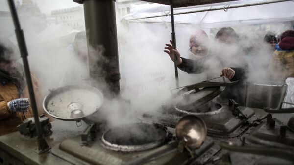 Раздача горячей еды участникам акций сторонников евроинтеграции в палаточном лагере на площади Независимости в Киеве, Украина - اسپوتنیک ایران  