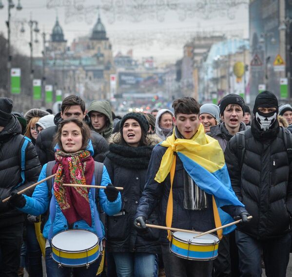 شرکت کنندگان در تجمعات اعتراضی برای ادغام اروپایی اوکراین درحال راهپیمایی در خیابان کریشاتیک. - اسپوتنیک ایران  
