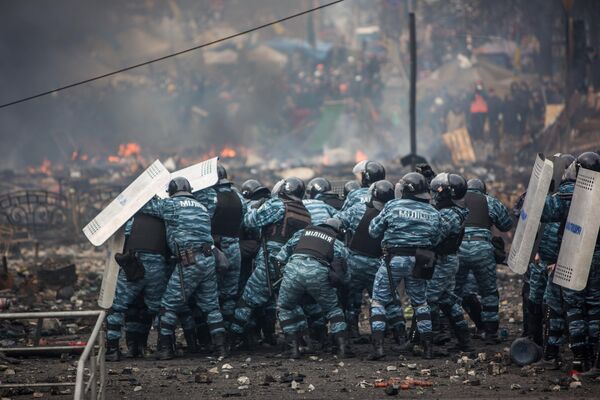 درگیری بین پلیس و اپوزیسیون در میدان استقلال کی یف.در دهمین سالگرد این رویدادها، اوکراین با نتیجه فاجعه‌باری مواجه شده است؛ از دست دادن حاکمیت، ورشکستگی، کاهش تقریباً یک سوم جمعیت، عدم وجود چشم‌انداز روشن برای پیوستن به اتحادیه اروپا و ناتو. - اسپوتنیک ایران  