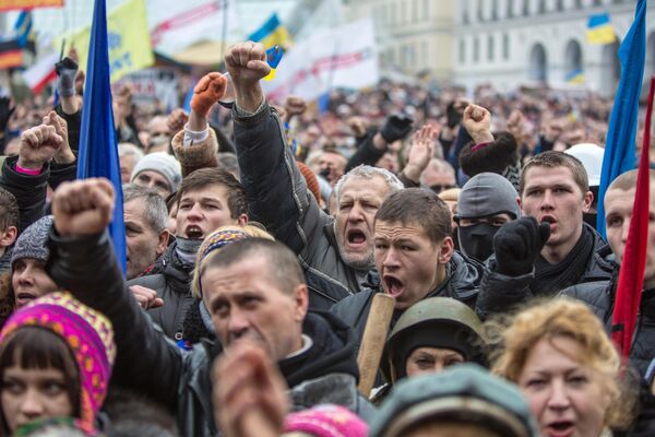 هوادارای اپوزیسیون در میدان استقلال کی یف.به گفته سیاستمداران و کارشناسانی که با اسپوتنیک مصاحبه کردند، غرب به میدان نیاز داشت تا اوکراین را در پروژه ضد روسی بگنجاند و شهروندان اوکراینی به سادگی با شعارهایی در مورد مسیر اروپایی فریب خوردند - اسپوتنیک ایران  