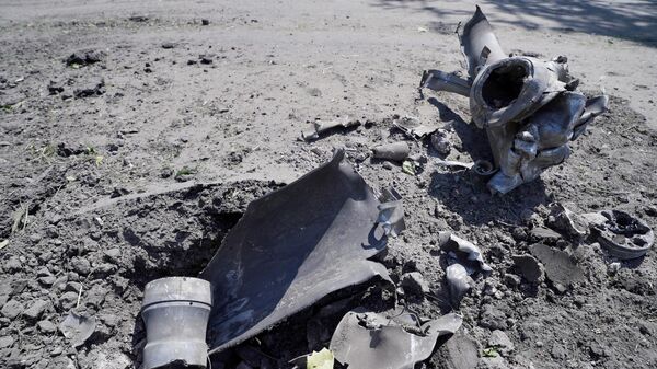 Фрагмент разорвавшегося снаряда в центральном районе Горловки после обстрела со стороны ВСУ - اسپوتنیک ایران  