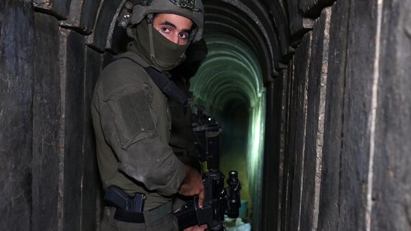 یک سرباز در تونلی ایستاده است که ارتش اسرائیل می گوید توسط شبه نظامیان حماس حفر شده است. - اسپوتنیک ایران  