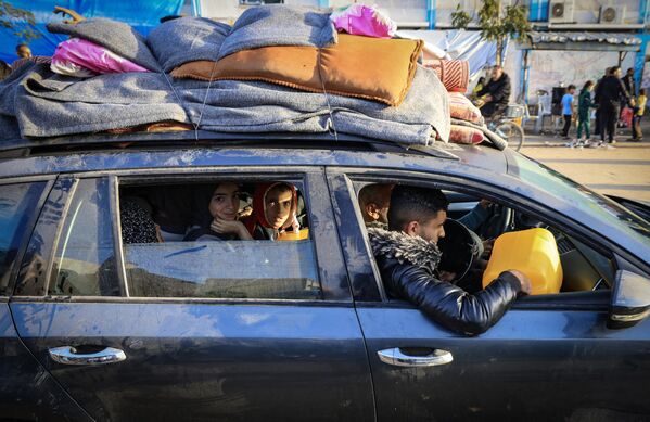فلسطینی‌هایی که به پناهگاه‌های موقت پناه برده بودند، در نخستین ساعات آتش‌بس چهار روزه در نبرد بین اسرائیل و شبه‌نظامیان حماس، در 24 نوامبر 2023، به خانه‌های خود در شرق خان یونس در جنوب نوار غزه بازگشتند. آتش بس در درگیری  اسرائیل و حماس در 24 نوامبر آغاز شد و گروگان ها در ازای اسرا در اولین آتش بس  در طی هفت هفته درگیری  که هزاران کشته برجای گذاشت، آزاد می شوند. - اسپوتنیک ایران  
