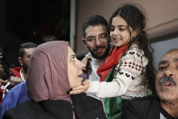 آیلول دختر فاطمه شاهین پس از آزادی از زندان اسرائیل به عنوان بخشی از توافق آتش بس بین اسرائیل و حماس در اردوگاه آوارگان الدحیشه در کرانه باختری اشغالی بیت لحم، در 24 نوامبر 2023، به آرامی گونه مادرش را نوازش می کند. پس از 48 روز تیراندازی و بمباران‌هایی که جان هزاران نفر را گرفت، اولین گروگان‌هایی که براساس توافق آتش‌بس بین اسرائیل و حماس آزاد شدند، در 24 نوامبر تحویل داده شدند، هر دو طرف گفتند، تقریباً هفت هفته پس از دستگیری آنها. (عکس از حازم بادر / خبرگزاری فرانسه) - اسپوتنیک ایران  