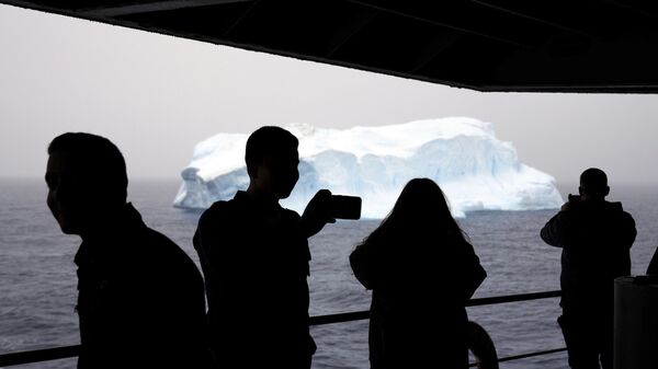Пассажиры корабля ВМС Чили Акилес смотрят на айсберг в проливе Брансфилд, Южные Шетландские острова, Антарктида - اسپوتنیک ایران  