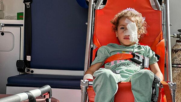 Египетские парамедики переносят раненого палестинского ребенка, прибывшего на египетскую сторону пограничного перехода Рафах с сектором Газа - اسپوتنیک ایران  