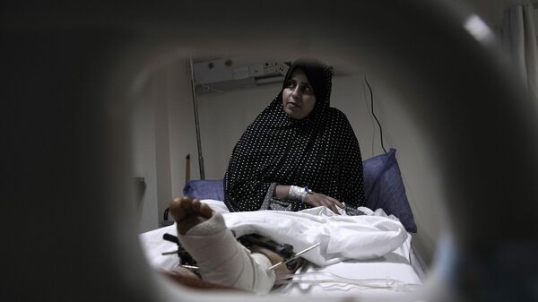 Шайма, палестинка, получившая ранение во время войны в Газе, получает медицинскую помощь в больнице Аль-Ариш, Египте - اسپوتنیک ایران  