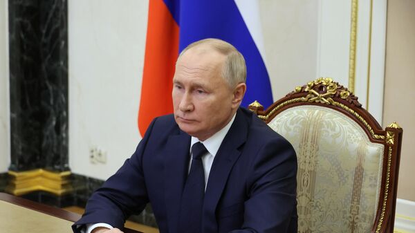 Президент РФ Владимир Путин в режиме видеоконференции проводит совещание с постоянными членами Совета безопасности РФ - اسپوتنیک ایران  