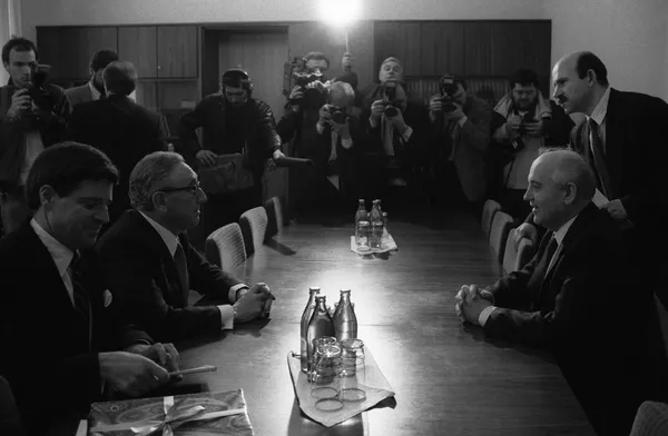 Эксперт в области международных отношений Генри Киссинджер и президент Международного Фонда социально-экономических и политологических исследований (Горбачев-Фонд) Михаил Горбачев за столом переговоров Эксперт в области международных отношений Генри Киссинджер и президент Международного Фонда социально-экономических и политологических исследований (Горбачев-Фонд) Михаил Горбачев за столом переговоров