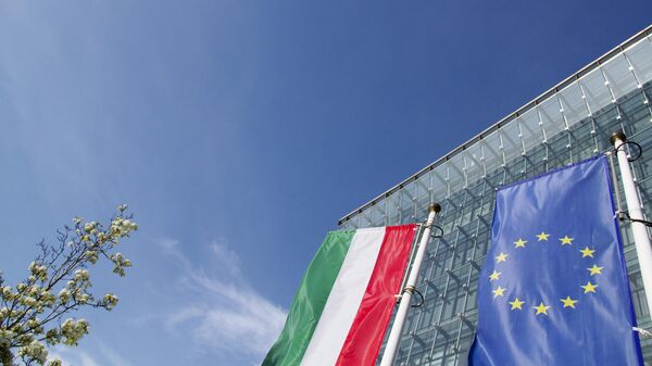 Флаг Венгрии и флаг Европейского Союза на финансовом здании в Будапеште, Венгрия - اسپوتنیک ایران  