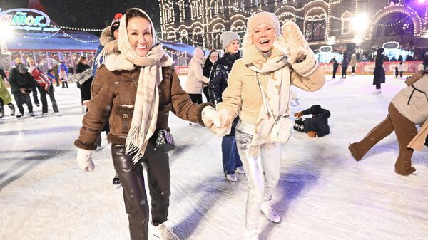 بازدیدکنندگان پیست اسکیت یخی در میدان سرخ مسکو پس از افتتاح - اسپوتنیک ایران  