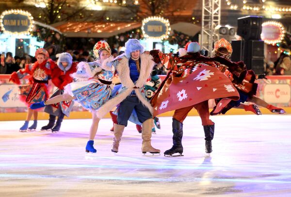 بخشی از شو هنری مراسم افتتاح پیست اسکیت یخی در میدان سرخ مسکو. - اسپوتنیک ایران  