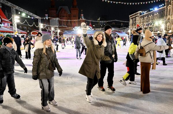 بازدیدکنندگان پیست اسکیت یخی در میدان سرخ مسکو پس از افتتاح. - اسپوتنیک ایران  