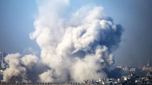 Дым, поднимающийся из зданий, пострадавших от израильских ударов в ходе боев между Израилем и боевиками ХАМАС - اسپوتنیک ایران  
