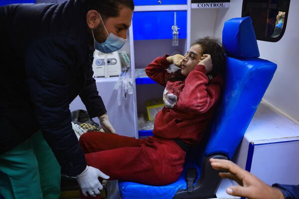 در پی حمله هوایی اسرائیل به اردوگاه آوارگان رفح در جنوب نوار غزه در 1 دسامبر 2023، در حالی که درگیری ها اندکی پس از پایان آتش بس هفت روزه بین اسرائیل و شبه نظامیان حماس از سر گرفته شد، یک دختر مجروح در آمبولانس نشسته است.آتش بس موقت بین اسرائیل و حماس در اول دسامبر منقضی شد و ارتش اسرائیل اعلام کرد که عملیات جنگی از سر گرفته شده است و حماس را به نقض آتش بس متهم کرد. - اسپوتنیک ایران  