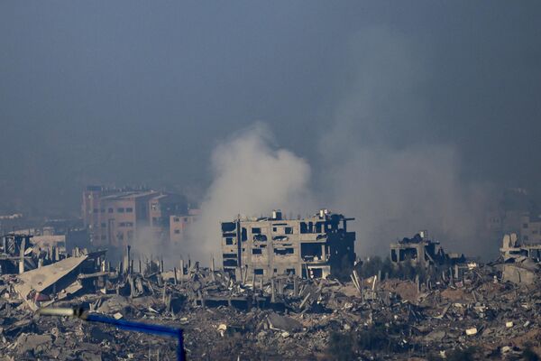 این تصویر که از جنوب اسرائیل در نزدیکی مرز با نوار غزه گرفته شده است، نشان می دهد که دود از ساختمان ها پس از حملات اسرائیل درجریان  نبرد بین اسرائیل و شبه نظامیان حماس در 1 دسامبر 2023 بلند می شود. - اسپوتنیک ایران  