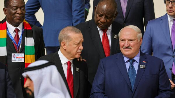 الکساندر لوکاشنکو، رئیس جمهور بلاروس، به سخنان رجب طیب اردوغان، همتای ترک خود در اجلاس آب و هوا COP28 سازمان ملل در دبی گوش می دهد. - اسپوتنیک ایران  