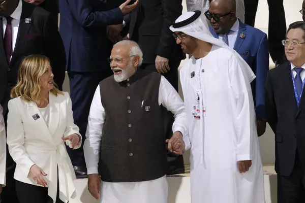 نارندرا مودی، نخست وزیر هند و سلطان الجابر رئیس COP28 هنگام گرفتن عکس دسته جمعی در اجلاس آبوهوای سازمان ملل متحد COP28 در دبی امارات متحده عربی، 1 دسامبر 2023. نارندرا مودی، نخست وزیر هند و سلطان الجابر رئیس COP28 هنگام گرفتن عکس دسته جمعی در اجلاس آبوهوای سازمان ملل متحد COP28 در دبی امارات متحده عربی، 1 دسامبر 2023. - اسپوتنیک ایران