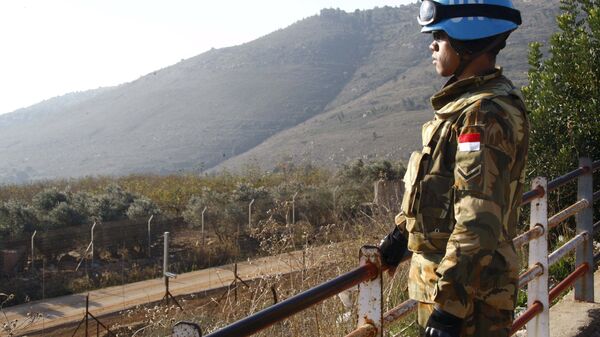 A UN peacekeeper of the United Nations Interim Force in Lebanon (UNIFIL) stands at a lookout point in Adaisseh village near the Lebanese-Israeli border, southern Lebanon December 21, 2015. - اسپوتنیک ایران  