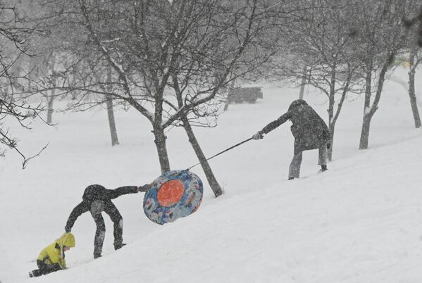 سرسره بازی در یکی از تپه های برفپوش مسکو. - اسپوتنیک ایران  