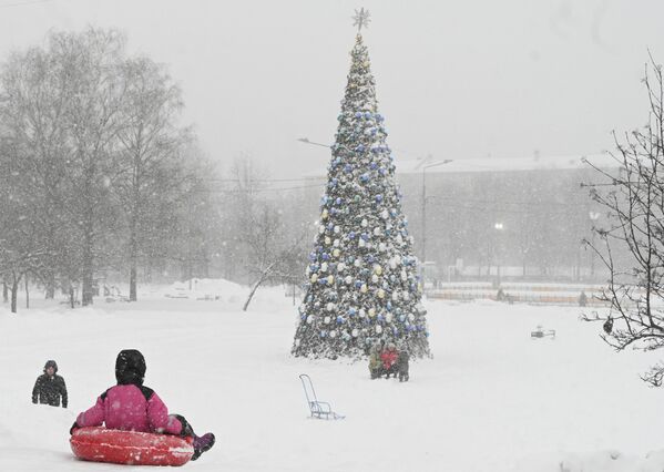 سرسره بازی در یکی از خیابان های مسکو که ارتفاع برف به 28 تا 33 سانتیمتر رسیده بود. - اسپوتنیک ایران  