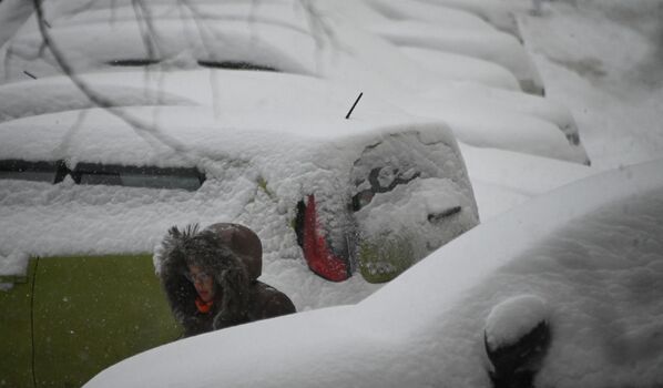 خودروها زیر پوشش برف در یکی از خیابان های مسکو که ارتفاع برف به 28 تا 33 سانتیمتر رسیده بود. - اسپوتنیک ایران  