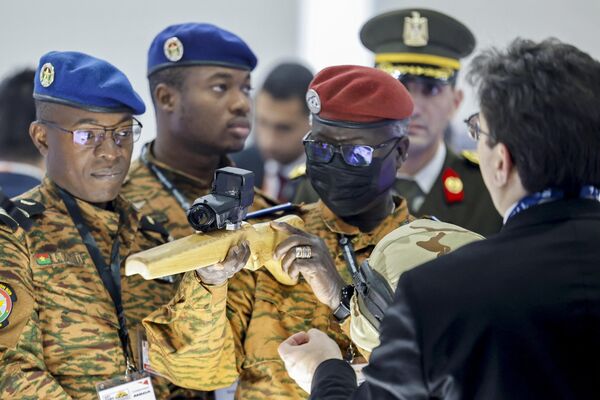 سرتیپ کاسوم کولیبالی، وزیر دفاع بورکینافاسو، یک دستگاه دید در شب را در روز افتتاحیه سومین دوره نمایشگاه دفاعی مصر (ایدکس-2023) بررسی می کند. - اسپوتنیک ایران  