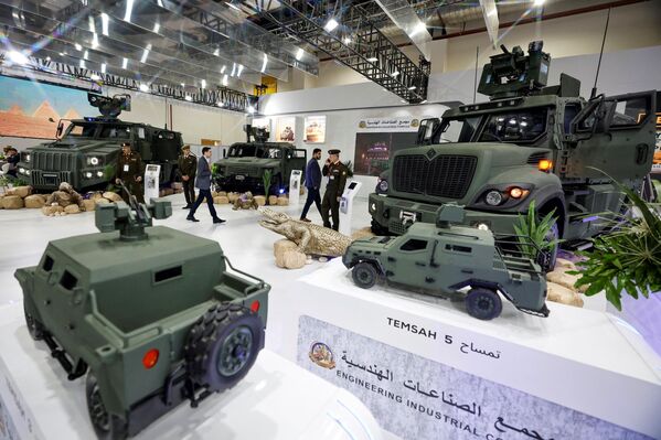 خودروهای زرهی در روز افتتاحیه سومین دوره نمایشگاه دفاعی مصر (ایدکس-2023) به نمایش گذاشته شدند. - اسپوتنیک ایران  