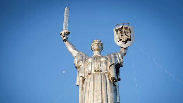 Рабочие устанавливают герб Украины на монумент Родина-мать в Киеве - اسپوتنیک ایران  