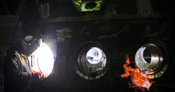 دهمین راکتور هسته ای تکمیل شده RITM-200 برای یخ شکن "چوکوتکا" در کارخانه ماشین سازی ZiO-Podolsk، شرکت واحد ماشین سازی آژانس هسته ای روسیه "روس اتم.روسیه از سرمایه‌گذاری‌های بزرگ گرفته تا حضور نظامی گسترده، اقداماتی را در باز کردن مسیر دریایی شمالی آسیا و اروپا انجام می دهد.مسکو امیدوار است که با این اقدامات در پی گرم شدن کره زمین و در نتیجه ذوب شدن یخچال های طبیعی بتواند هیدروکربن های خود را - که اکنون تحت تحریم های غرب است - به آسیا هدایت کند. ولادیمیر پوتین، رئیس‌جمهور روسیه، در مواجهه با چالش‌های اقتصادی، توسعه مسیر دریای شمال را "یکی از اولویت‌های راهبردی آشکار" خواند. - اسپوتنیک ایران  