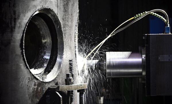 دهمین راکتور هسته ای تکمیل شده RITM-200 برای یخ شکن "چوکوتکا" در کارخانه ماشین سازی ZiO-Podolsk، شرکت واحد ماشین سازی آژانس هسته ای روسیه "روس اتم.روسیه از سرمایه‌گذاری‌های بزرگ گرفته تا حضور نظامی گسترده، اقداماتی را در باز کردن مسیر دریایی شمالی آسیا و اروپا انجام می دهد.مسکو امیدوار است که با این اقدامات در پی گرم شدن کره زمین و در نتیجه ذوب شدن یخچال های طبیعی بتواند هیدروکربن های خود را - که اکنون تحت تحریم های غرب است - به آسیا هدایت کند. ولادیمیر پوتین، رئیس‌جمهور روسیه، در مواجهه با چالش‌های اقتصادی، توسعه مسیر دریای شمال را "یکی از اولویت‌های راهبردی آشکار" خواند. - اسپوتنیک ایران  