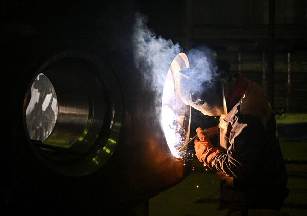 دهمین راکتور هسته ای تکمیل شده RITM-200 برای یخ شکن "چوکوتکا" در کارخانه ماشین سازی ZiO-Podolsk، شرکت واحد ماشین سازی آژانس هسته ای روسیه "روس اتم.روسیه از سرمایه‌گذاری‌های بزرگ گرفته تا حضور نظامی گسترده، اقداماتی را در باز کردن مسیر دریایی شمالی آسیا و اروپا انجام می دهد.مسکو امیدوار است که با این اقدامات در پی گرم شدن کره زمین و در نتیجه ذوب شدن یخچال های طبیعی بتواند هیدروکربن های خود را - که اکنون تحت تحریم های غرب است - به آسیا هدایت کند. ولادیمیر پوتین، رئیس‌جمهور روسیه، در مواجهه با چالش‌های اقتصادی، توسعه مسیر دریای شمال را "یکی از اولویت‌های راهبردی آشکار" خواند. - اسپوتنیک ایران  