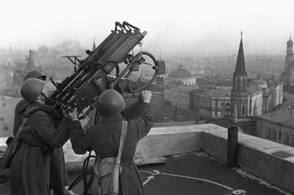 توپچی های ضد هوایی شوروی در پشت بام هتل مسکو. جنگ بزرگ میهنی (1941-1945). - اسپوتنیک ایران  