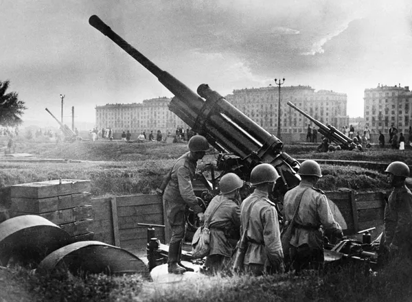 Зенитный расчет у парка культуры и отдыха имени М. Горького, 1941 год Зенитный расчет у парка культуры и отдыха имени М. Горького, 1941 год