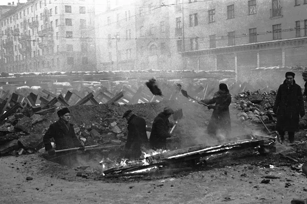 Москвичи строят противотанковые укрепления, 1941 год Москвичи строят противотанковые укрепления, 1941 год