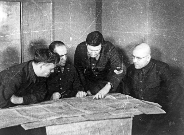 در ستاد ارتش  جبهه غربی، دفاع از مسکو، 1941. (از چپ به راست) نیکولای بولگانین، گئورگی ژوکوف، واسیلی سوکولوفسکی، ایوان خوخلوف. - اسپوتنیک ایران  