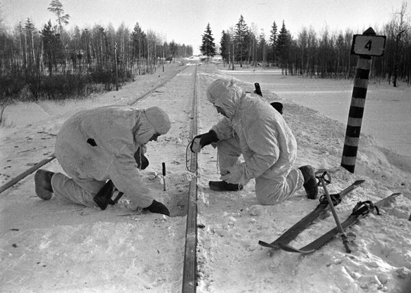 سربازان شوروی خطوط راه آهن را در حومه  مسکو مین گذاری می کنند. - اسپوتنیک ایران  
