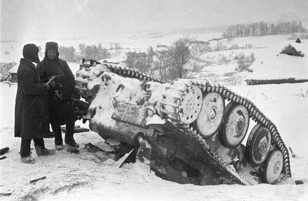 تارو مار شدن  نیروهای مسلح  آلمان در حومه  مسکو. سربازان ارتش سرخ در کنار یک تانک آلمانی آسیب دیده ایستاده اند. - اسپوتنیک ایران  