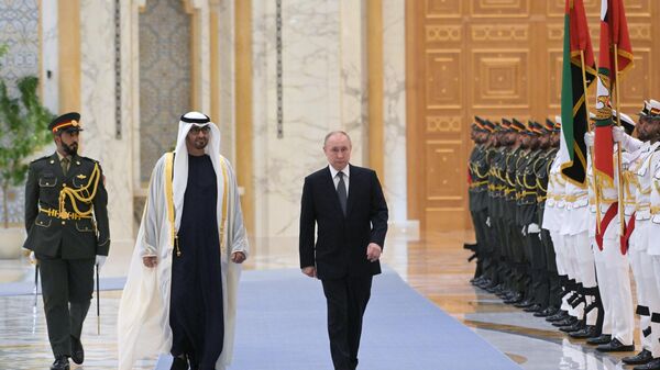 ولادیمیر پوتین، رئیس جمهور روسیه  و محمد بن زاید آل نهیان، رئیس جمهور امارات متحده عربی در ابوظبی  - اسپوتنیک ایران  