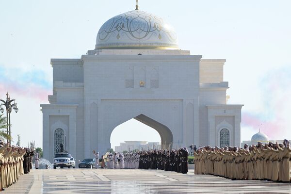 6 دسامبر 2023. کاروان ولادیمیر پوتین رئیس جمهور روسیه وارد کاخ قصر الوطن در ابوظبی شد - اسپوتنیک ایران  