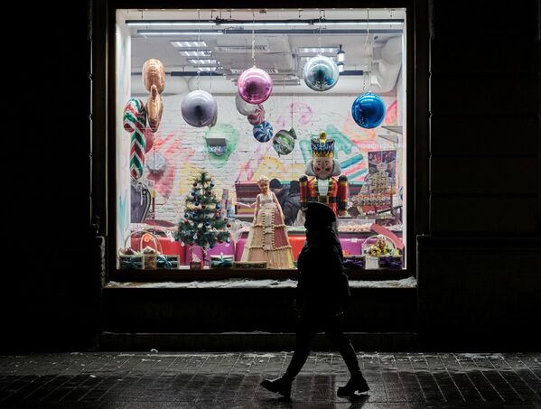 تزیینات سال نو در ویترین فروشگاه در یکی از خیابان های سن پترزبورگ. - اسپوتنیک ایران  