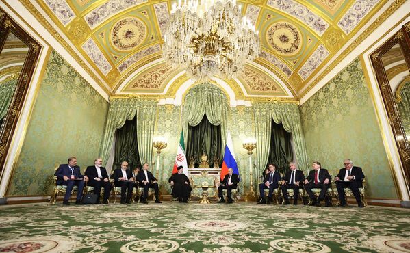 در روز 7 دسامبر، دیدار ولادیمیر پوتین، رئیس جمهور روسیه و ابراهیم رئیسی، رئیس جمهور ایران در مسکو برگزار شد. - اسپوتنیک ایران  