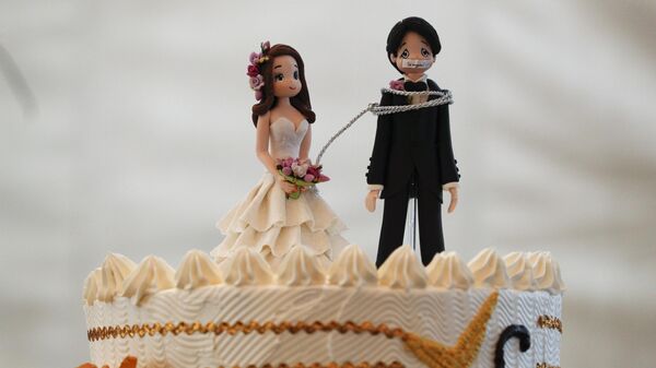 Фигуры жениха и невесты на гигантском многоярусном свадебном торте во время массовой свадебной церемонии в Мехико в День святого Валентина - اسپوتنیک ایران  