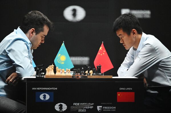 از چپ به راست: استادان بزرگ یان نپومنیچچی (روسیه) و دینگ لیرن (چین) در مسابقات شطرنج قهرمانی جهان در آستانه یک بازی تای بریک. - اسپوتنیک ایران  