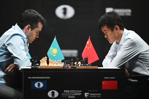 از چپ به راست: استادان بزرگ یان نپومنیچچی (روسیه) و دینگ لیرن (چین) در مسابقات شطرنج قهرمانی جهان در آستانه یک بازی تای بریک. - اسپوتنیک ایران  