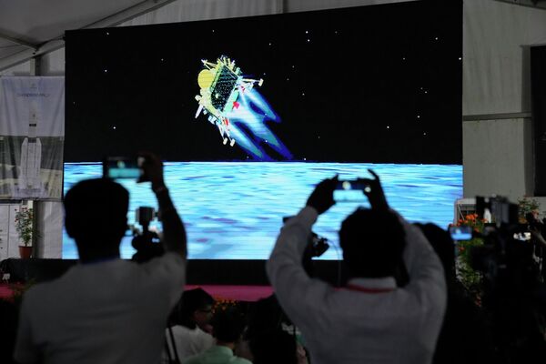 خبرنگاران از پخش زنده فضاپیمای چاندرایان -3 در حال فرود روی ماه در تاسیسات شبکه تله متری، ردیابی و فرماندهی «ایسرو» در بنگالور، هند، چهارشنبه، 23 اوت 2023 فیلمبرداری می کنند. - اسپوتنیک ایران  
