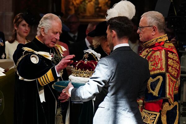 اهدای تاج به پادشاه بریتانیا، چارلز سوم، در 5 ژوئیه 2023 در مراسم ملی شکرگزاری و وقف در کلیسای جامع سنت گیلز در ادینبورگ. - اسپوتنیک ایران  