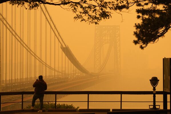مه در پل جورج واشنگتن از فورت لی، نیوجرسی، چهارشنبه، 7 ژوئن 2023. دود ناشی از آتش سوزی های جنگلی شدید کانادا شمال شرق ایالات متحده را فرا گرفت. - اسپوتنیک ایران  