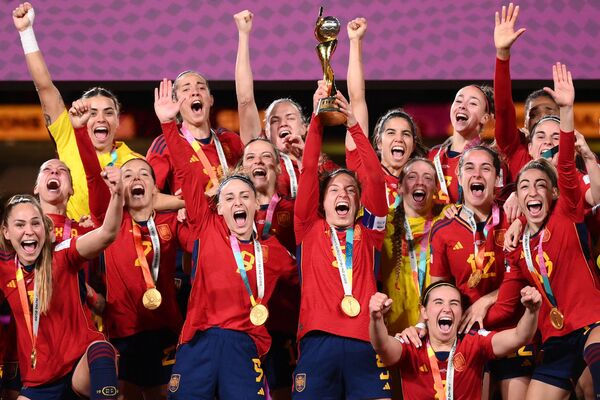 جشن و شادی بازیکنان اسپانیا پس از پیروزی در مسابقه فینال فوتبال زنان استرالیا و نیوزلند 2023 جام جهانی 2023 بین اسپانیا و انگلیس در استادیوم استرالیا در سیدنی در 20 آگوست 2023. - اسپوتنیک ایران  